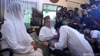 Sandiaga sungkem dengan ayahnya.