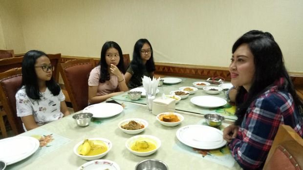 Makan Sekeluarga, Djarot Diberi Kejutan oleh 3 Putrinya