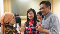 Seorang warga menyapa Djarot.