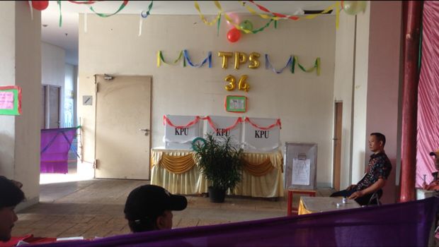 TPS di rusun dihiasi ornamen janur dan balon warna warni.