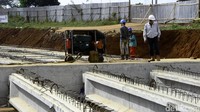 Pengerjaan yang masih menyisahkan saat ini berupa pengecoran jalan, pemasangan grinder untuk pesimpangan jalur tol dengan jalan umum, dan pembuatan jembatan. Pool/Robby Bernardi.