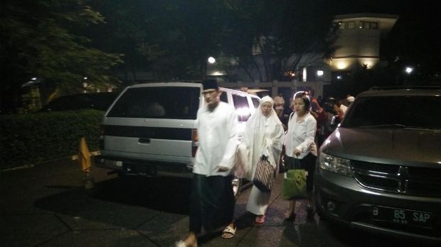 Sandiaga bersama istrinya Nur Asia berjalan menuju Masjid untuk salat subuh