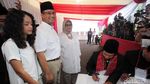 Anies Baswedan Pose 3 Jari Usai Nyoblos