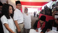 Anies didampingi istri dan anaknya saat mengambil nomor antrean di TPS 28 Cilandak, Jakarta Selatan.