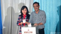 Djarot memasukan kertas suara ke bilik suara.