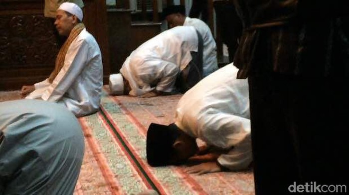 Sandiaga saat menunaikan salat subuh