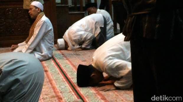 Sandiaga saat menunaikan salat subuh