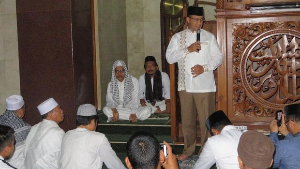 Usai Salat Subuh, Anies Ziarah ke Makam Sesepuh Lebak Bulus