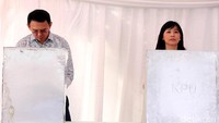 Ahok mencoblos di bilik suara.
