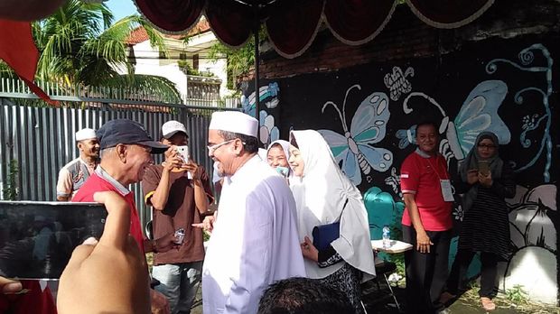 Nyoblos di Petamburan, Habib Rizieq Pose 3 Jari