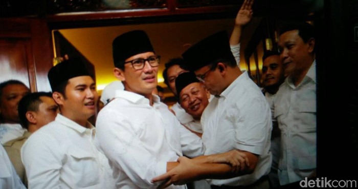 Unggul di Quick Count, Sandiaga Menangis dan Peluk Anies