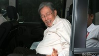 Kwin Kian Gie memasuki mobilnya untuk meninggalkan gedung KPK.