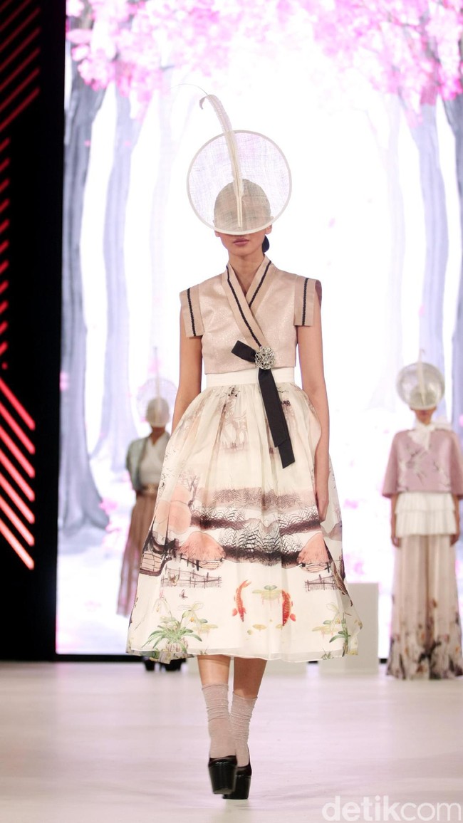 Denny Wirawan mengangkat tema Divine di Fashion Nation 2017. Atrium Senayan City. Jakarta. [Foto: Mohammad Abduh/Wolipop]