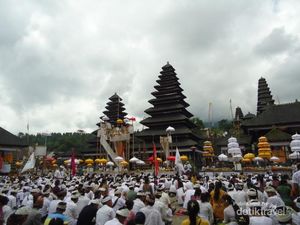 Sejarah, Makna, dan Keindahan Arsitektur Pura Terbesar di Bali
