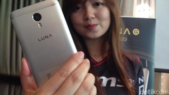 Luna G sudah mendukung jaringan teknologi 4G. Ponsel pintar ini tersedia dua slot kartu SIM berukuran nano. (Foto: detikINET/Agus Tri Haryanto)