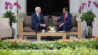 Jokowi dan Pence selanjutnya berbincang santai sambil minum teh. REUTERS/Dita Alangkara/Pool.