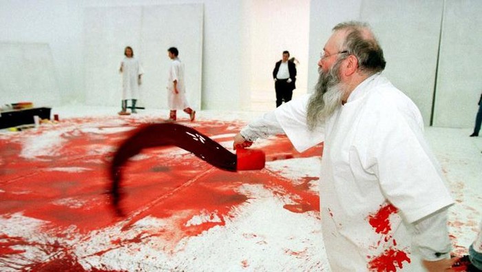 Jijik! Seniman Austria Gelar Pertunjukan Mandi Darah Binatang