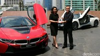 President Director of BMW Group Indonesia Karen Lim menyerahkan kendaraan kepada pemilik pertama unit mobil hybrid BMW i8 Protonic Red Edition, Sonny Kastara di Jakarta, Kamis (20/4/2017).