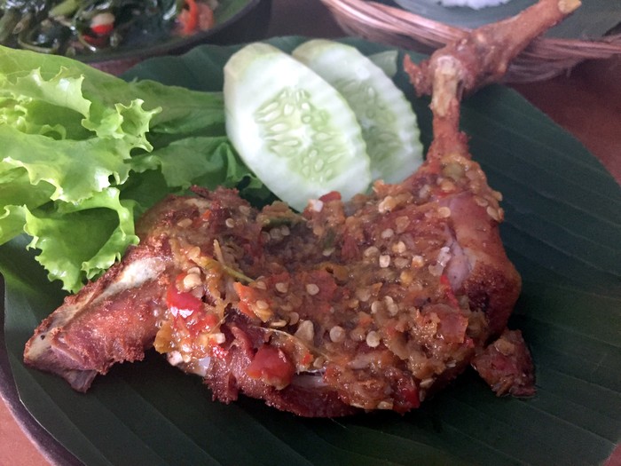 Ayam Penyet Berselimut Sambal Rawit Segar Nan Pedas Ada di 