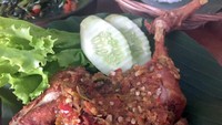 Menu andalannya berupa ayam penyet. Ayam pejantan digoreng garing, dipenyet, lalu diselimuti sambal rawit. Rasanya yang pedas menyengat enak dipadukan nasi hangat. Huahh! 