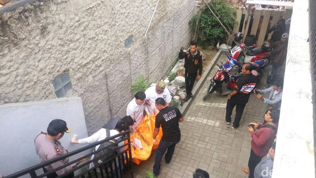 Polisi mengevakuasi jenazah Retno.