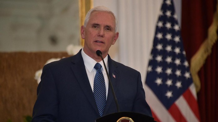 Presiden Joko Widodo menerima kedatangan wakil presiden Amerika Serikat Mike Pence. Jokowi mengatakan Indonesia sepakat menjalin kerjasama di bidang perdamaian.