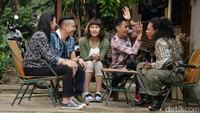Toni (Ernest Prakasa) bersama teman segengnya, Aghi  (Ardit Erwandha), Bubu (Tatjana Saphira), dan Saras (Indah Permatasari) menjadi tokoh utama dalam film tersebut. (Dok. detikHOT)