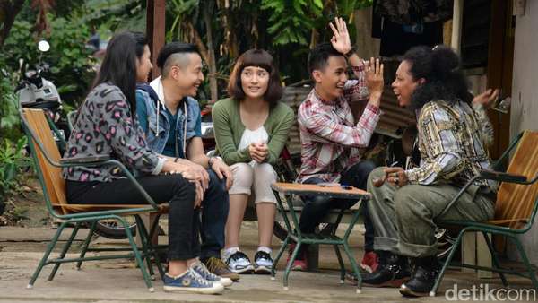 Aksi Tatjana Saphira dan Pemain Stip & Pensil di Pemukiman Pemulung Aksi Tatjana Saphira dan Pemain Stip & Pensil di Pemukiman Pemulung
