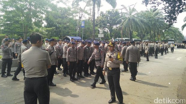 Polisi berjaga di depan Gedung Kementan, Ragunan, Jaksel.