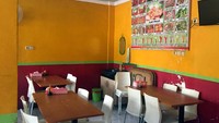 Rumah makan Ayam Penyet Everest berlokasi di kawasan Mampang. Meski sederhana, rumah makan ini kerap dipadati pembeli terutama di jam makan siang.