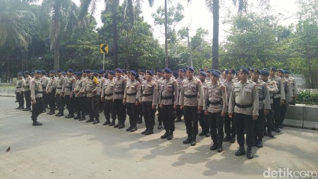 Polisi berjaga di depan Gedung Kementan, Ragunan, Jaksel.