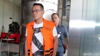 Fahmi keluar gedung KPK usai menjalani pemeriksaan, Kamis (20/4/2017).