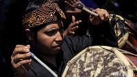 Selain berkolaborasi dengan marching band, para peniup terompet yang tergabung dari anak-anak hingga orang dewasa itu juga mengiringi pagelaran pencak silat yang digelar oleh anak-anak dari Persatuan Pencak Silat Indonesia (PPSI) Kabupaten Bandung. Pool/Wisma Putra.
