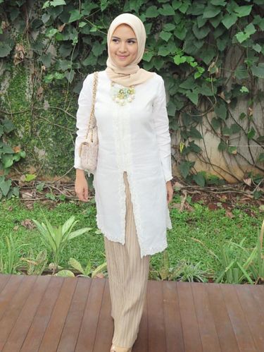 Foto: Gaya Hijab Ala Ina, Dokter Cantik Lulusan UI Populer di Instagram