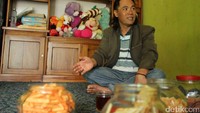 Inilah Ketua Pokdarwis (Kelompok Sadar Wisata) setempat, Ngaizudin. Dialah yang menamakan Desa Sembungan sebagai desa tertinggi di Pulau Jawa, setelah membandingkan dengan desa-desa lainnnya (Johanes Randy/detikTravel)