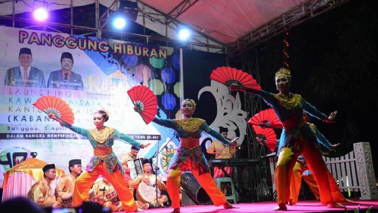 Parade seni dan tradisi di acara Hari Jadi Kota Sanggau, Kalimantan Barat ke-401 yang digelar 2-8 April 2017. Parade seni dan tradisi di acara Hari Jadi Kota Sanggau, Kalimantan Barat ke-401 yang digelar 2-8 April 2017.
