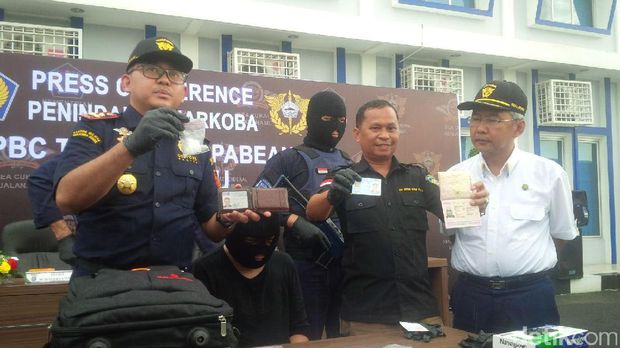 Simpan Sabu di Anus, Aktor Malaysia Ditangkap di Bandara Kualanamu