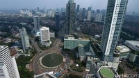 Gedung-gedung pencakar langit berdiri kokoh di sekitar bundaran Hotel Indonesia (HI).
