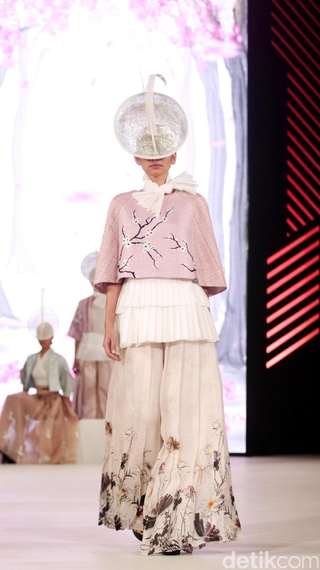 Denny Wirawan mengangkat tema Divine di Fashion Nation 2017. Atrium Senayan City. Jakarta. [Foto: Mohammad Abduh/Wolipop]