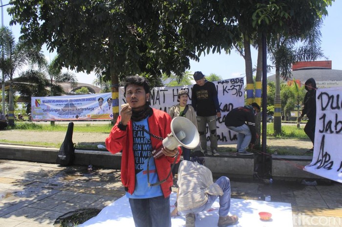 HUT Kabupaten Bandung, Demonstran Soroti Kemiskinan dan Banjir