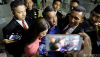 Menjelang malam, Ruben dan Sarwenda meninggalkan RSCM. Pool/Ismail/detikFoto.