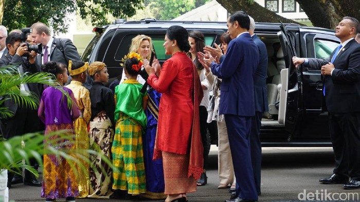 Jokowi dan Anak SD Berpakaian Adat Sambut Wapres AS di Istana