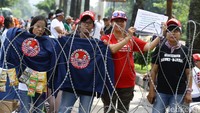 Ahok sendiri dituntut 1 tahun penjara dengan masa percobaan 2 tahun.