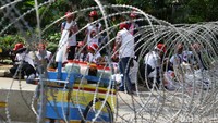 Kawat berduri dipasang untuk menghalau massa.