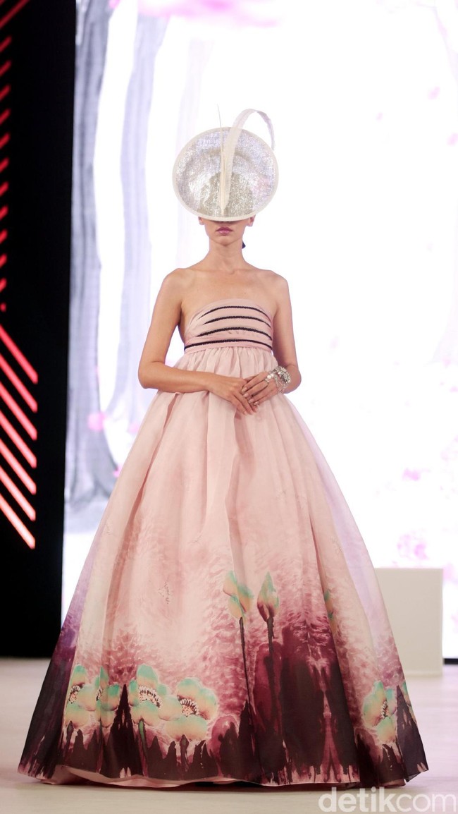 Denny Wirawan mengangkat tema Divine di Fashion Nation 2017. Atrium Senayan City. Jakarta. [Foto: Mohammad Abduh/Wolipop]