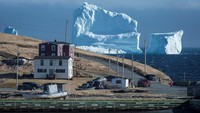 Kota Ferryland di Provinsi Newfoundland and Labrador tengah menjadi perhatian turis di Kanada. Baru-baru ini sebuah gunung es Arktik terapung di laut di dekat pesisir Kota Ferryland (Greg Locke/Reuters)