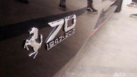 Emblem 70 tahun Ferrari di mobil LaFerrari Aperta.