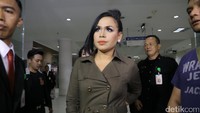 Melanie Ricardo dan Fitri Karlina datang berbarengan dengan Sarwenda. Pool/Ismail/detikFoto.