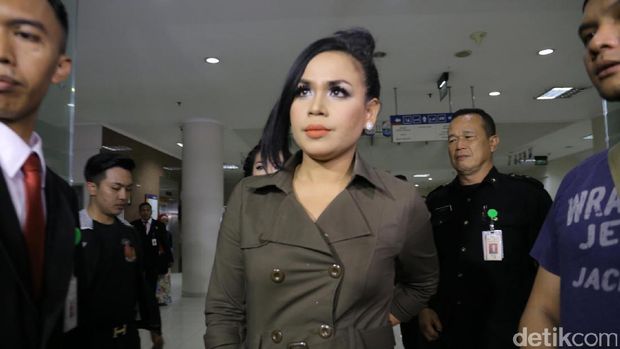 Keluarga Tak Izinkan Penjenguk Ambil Foto Julia Perez
