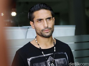 Tasbih di Genggaman Julia Perez dan Salib di Dada Gaston